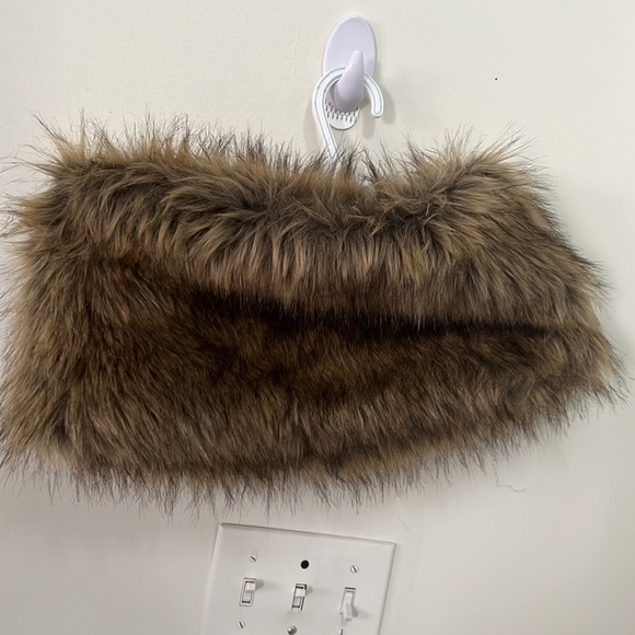 Danier chunky Faux Fur Warm Neck Scarf Hood Size OS - Picture 4 of 8